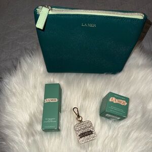 Brand new La Mer makeup case with 2 samples and 1 gold keychain